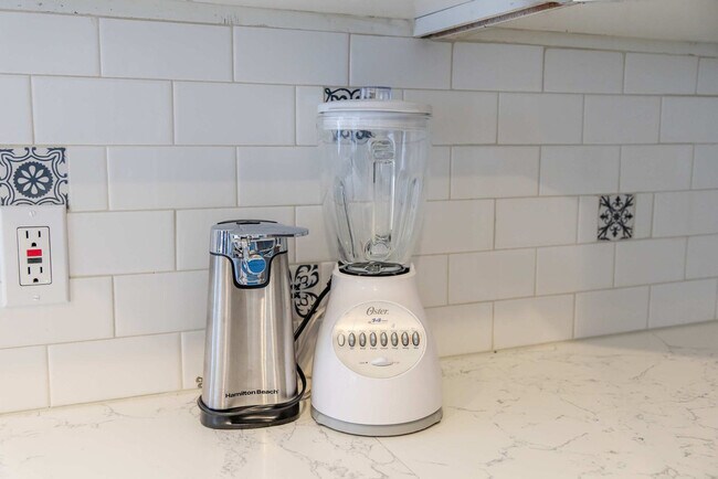 Building Photo - 640 S Columbia St