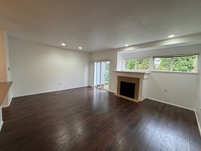 Building Photo - Gated 2 beds 2.5 baths townhome in Ashburn...