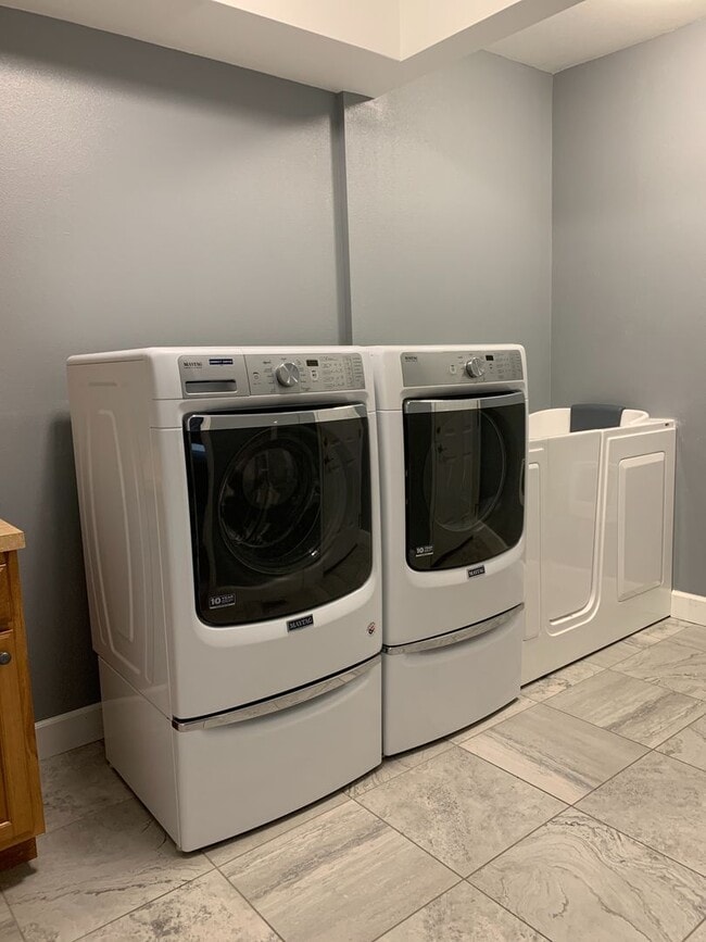 Building Photo - LARGE 3 BED 3 BATH TOWNHOME IN THE DESIRABLE POINTE NEIGHBORHOOD