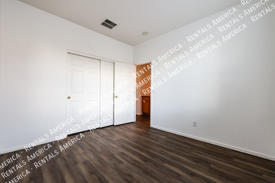 Building Photo - 10417 W Windsor Ave