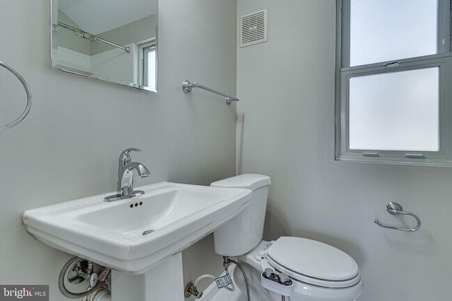 Building Photo - 2722 Jefferson Dr