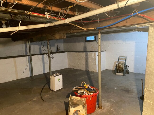 Building Photo - 2 Bedroom 1 bath with fenced in backyard $1200/mo