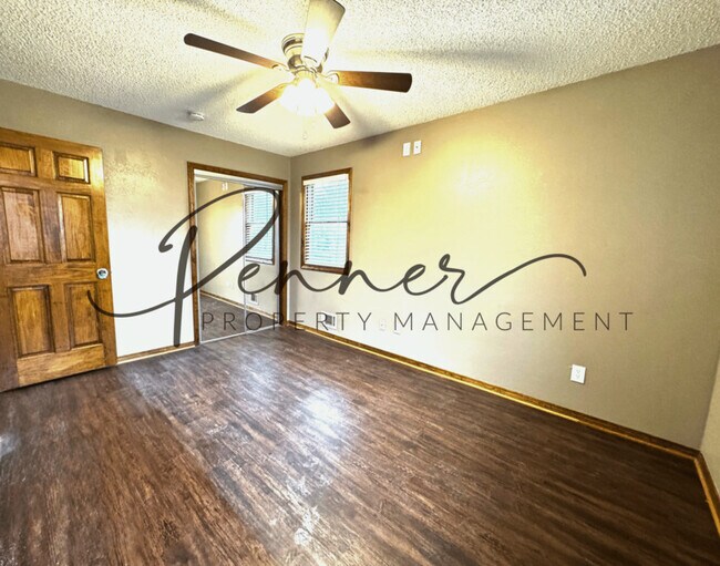 Building Photo - 302 SE Brentwood Dr