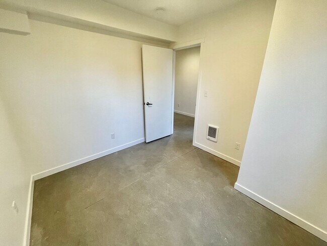 Building Photo - Spacious 2BD + Bonus Room Condo in Powellh...