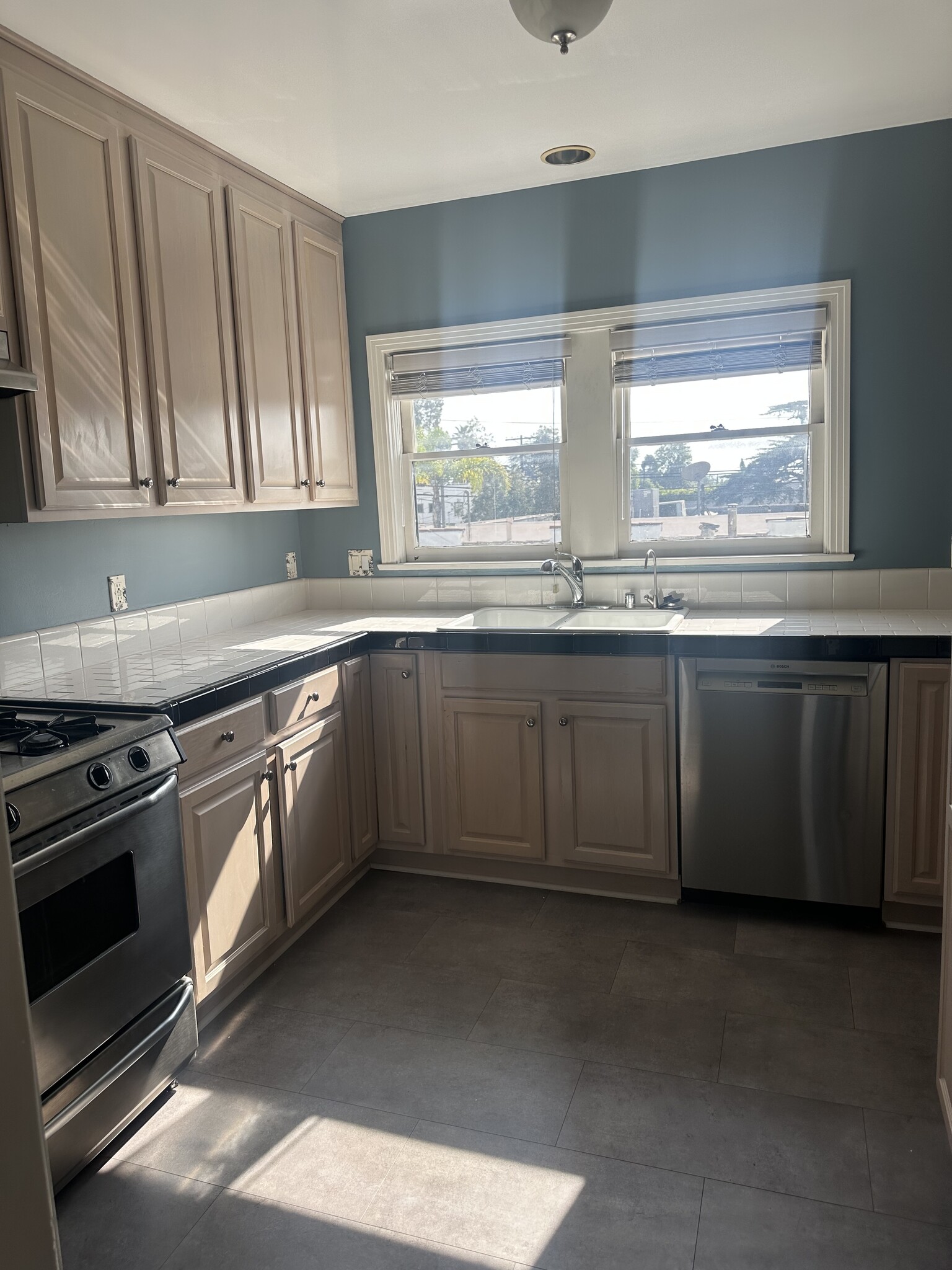 Kitchen - 612 N Plymouth Blvd