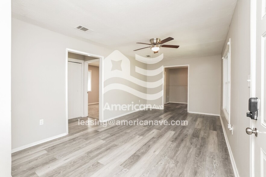 Building Photo - 933 Tyler St