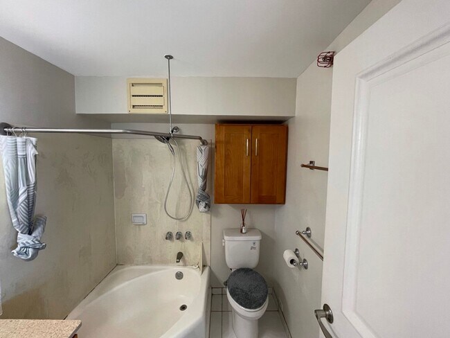 Building Photo - Furnished 1 Bedroom Island Colony Great Amenities!