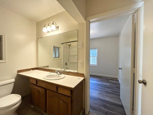 Building Photo - Serene 2 Bed, 1 Bath Home