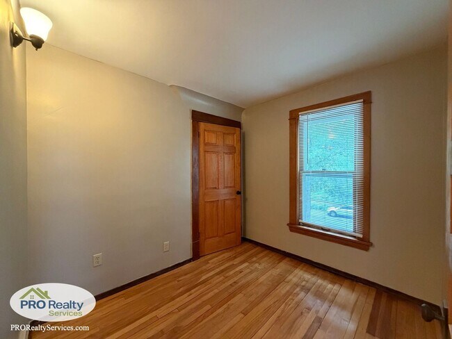 Building Photo - Charming 3 Bedroom Home