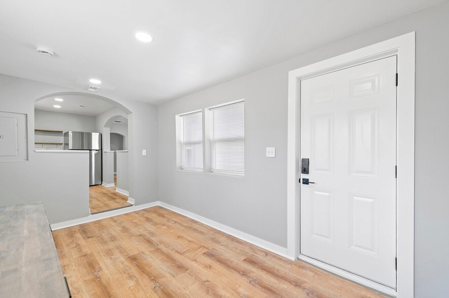 Building Photo - 5005 N Elmwood Ave