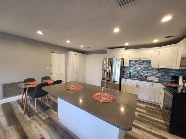 Building Photo - Lime Way