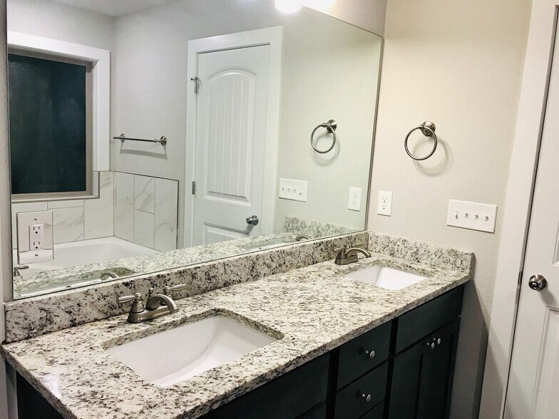 Building Photo - 1224 Bradley St