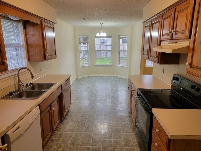 Building Photo - 902 South Liberty Drive