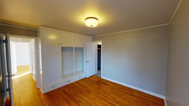 Building Photo - 218 E 33rd Pl