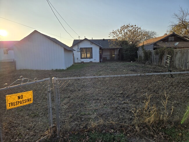 Building Photo - 1210 N Crain St