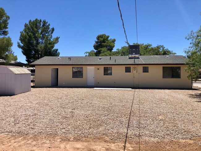 Building Photo - Cute 3 Bedroom Home near Hualapai Mt. School.