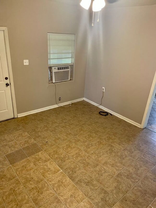 Building Photo - Mid August Move In