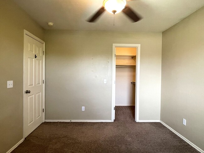 Building Photo - Absolutely Gorgeous Home in Moore with Spa...