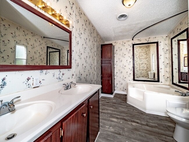 Building Photo - Explore our recently upgraded 3 bedroom 2 bath home