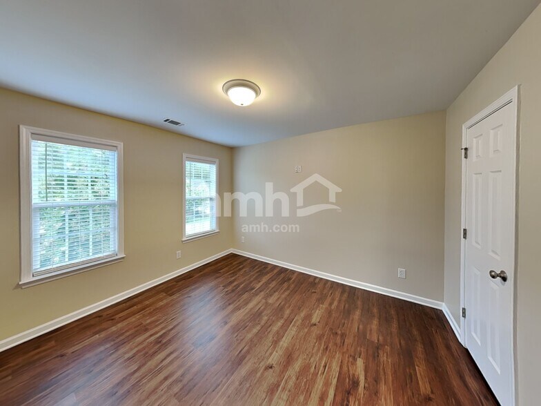 Building Photo - 122 Tilton Dr