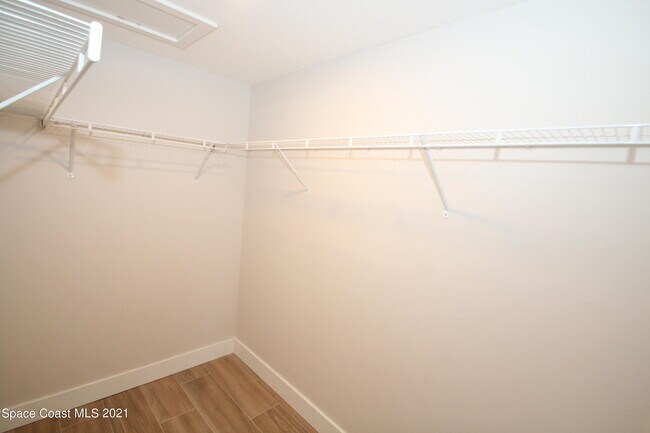 Building Photo - 580 Pine Tree Dr