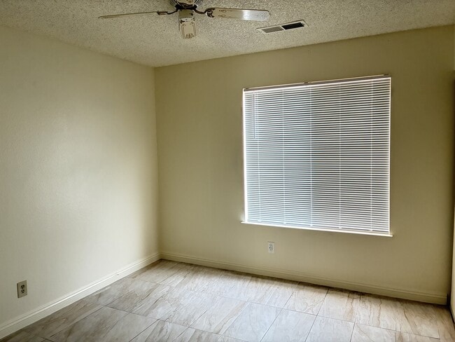 Building Photo - 6437 Chippindale Ln