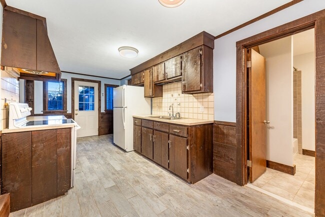 Building Photo - 381 Littlefield Rd