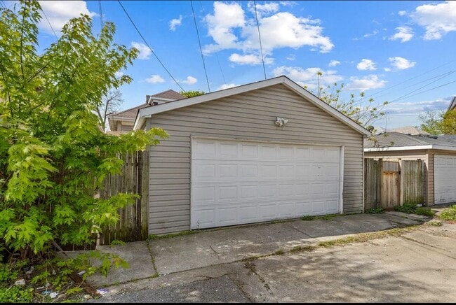 Building Photo - 722 E 91st Pl