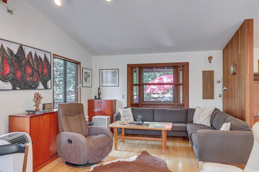 Building Photo - 320 Rim Dr