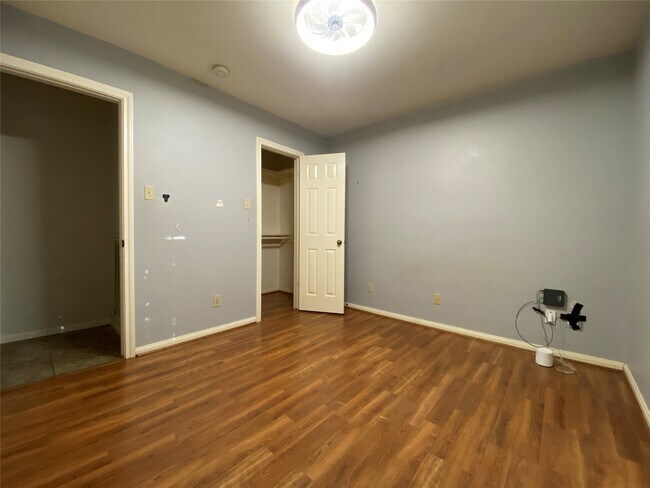 Building Photo - 1221 Shadowlake Dr