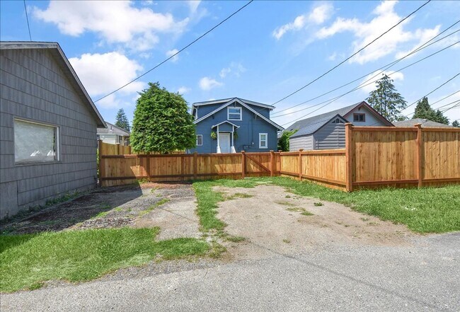 Building Photo - 1511 McDougall Ave