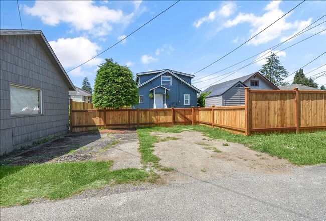 Building Photo - 3Bd/2.25Ba Everett Home