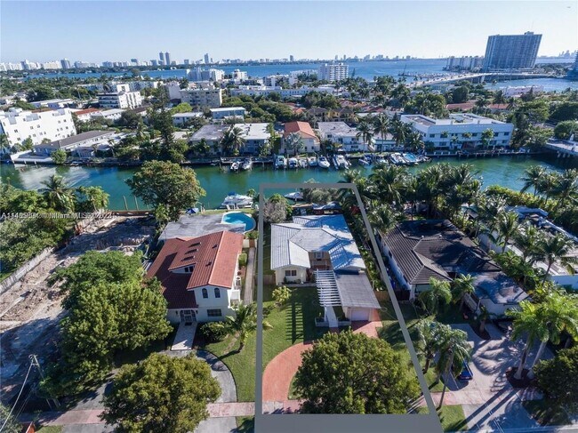 Building Photo - 950 S Shore Dr