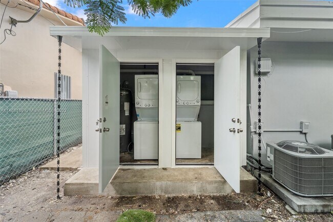 Building Photo - 3500 SW 25th St