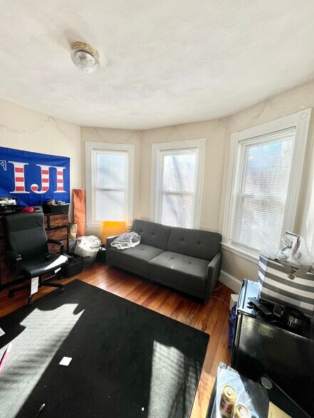 Building Photo - 5 Iroquois St