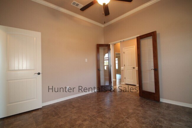 Building Photo - Evergreen Estates Beauty!