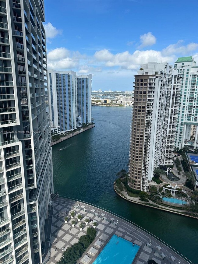 Building Photo - 495 Brickell Ave
