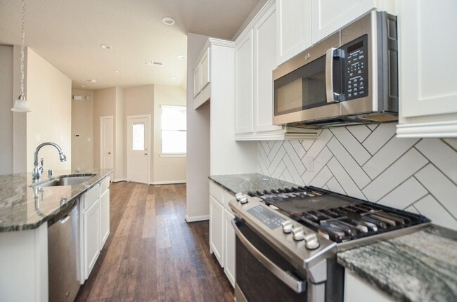 Building Photo - Beautiful 2 story home with 4 bedrooms, 2,...