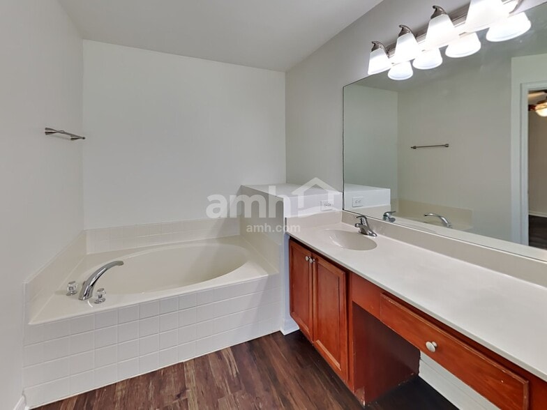 Building Photo - 1234 SW Alesio Ln