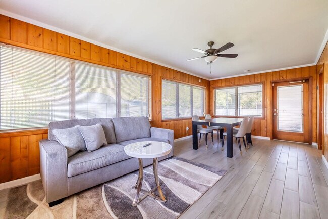 Building Photo - 208 Woodbine Ave