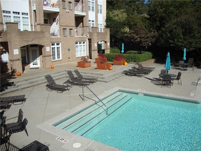 Building Photo - 220 Renaissance Pkwy NE