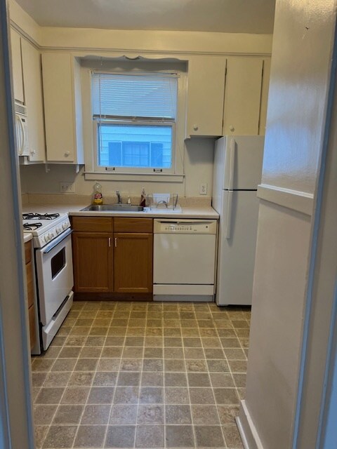 Kitchen - 166 Jewell St