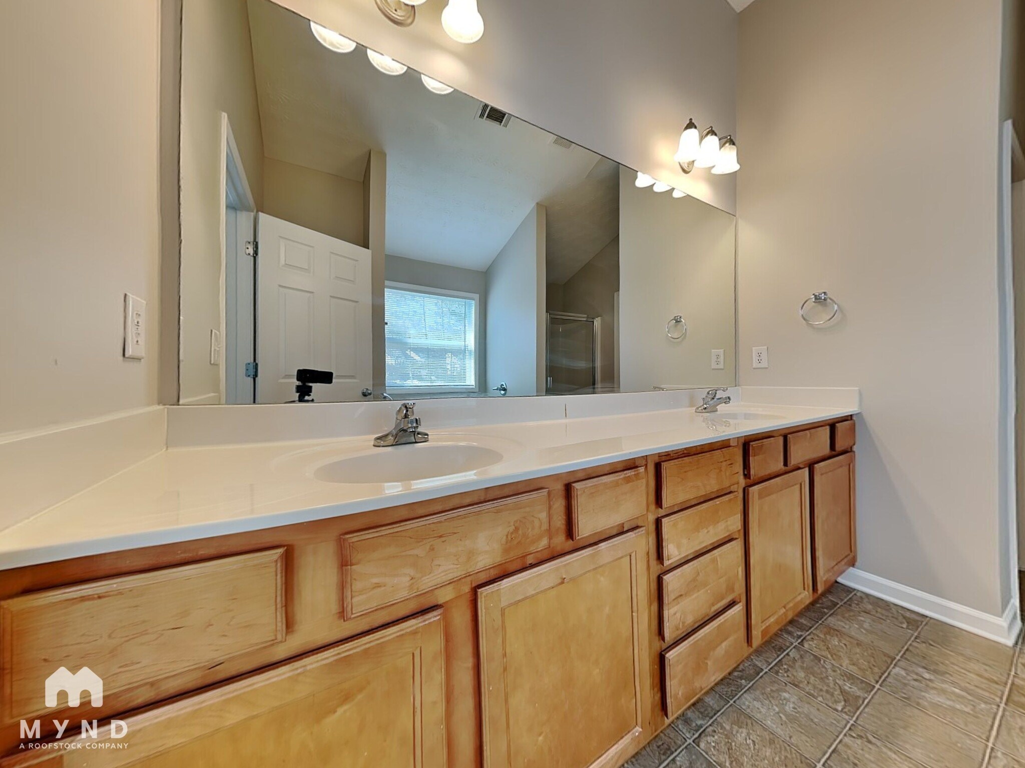 Building Photo - 2250 Village Green Dr