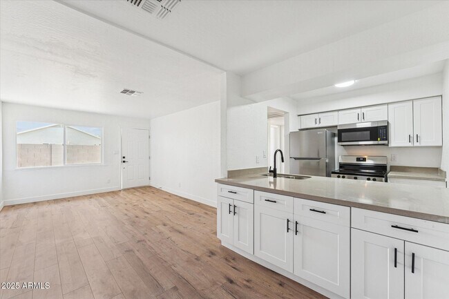 Building Photo - 2739 E Tamarisk Ave
