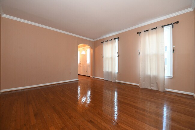 Building Photo - Gorgeous 4 BR 2+2 Baths Colonial - Finished Walk-Out Basement and Car Garage