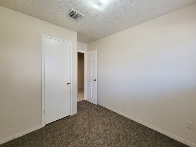 Building Photo - 10059 Emerald Creek Dr