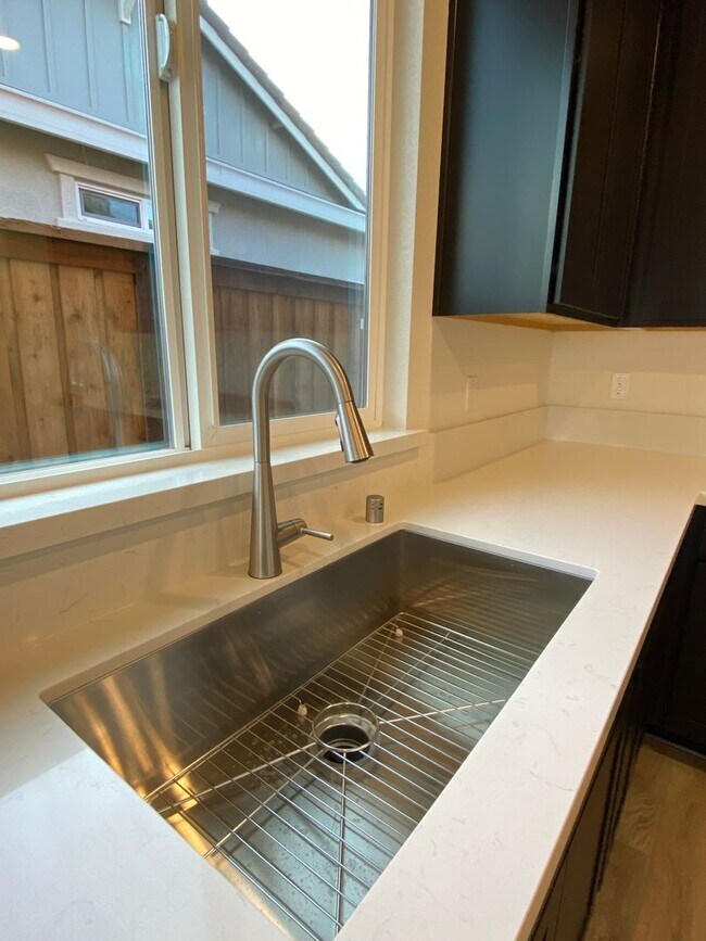 Building Photo - Available NOW - Beautiful and NEW 4 bed / 2 Bath