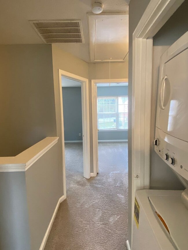 Building Photo - 3bedroom/2.5 bath Condo $1,495 -  Ready fo...