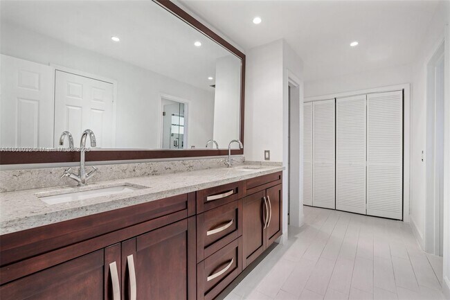Building Photo - 8118 Los Pinos Blvd