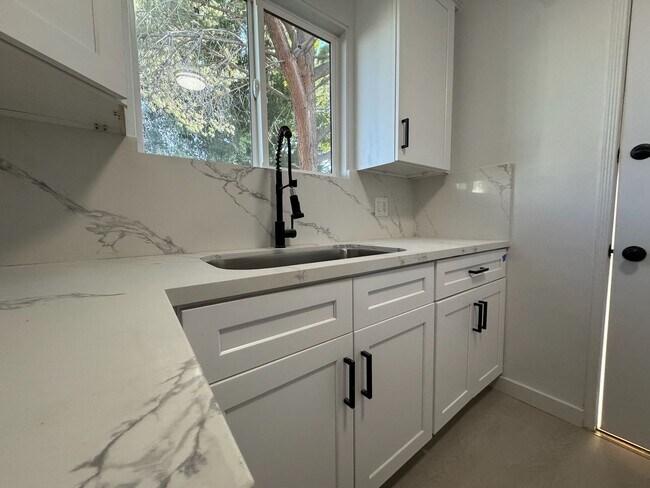 Interior Photo - 11722-11728 1/2 Riverside Dr